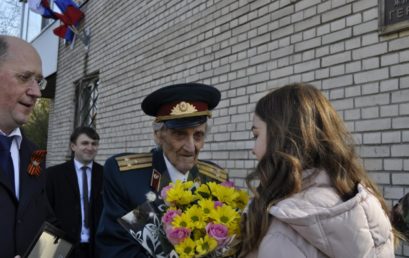 Торжественное открытие информационного стенда-знака «Здесь живет герой»