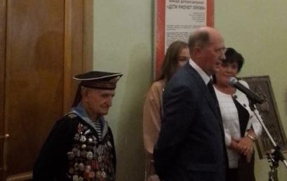 Открытие выставки учащихся ДШИ Красносельского района «Дети рисуют героев» в Смольном