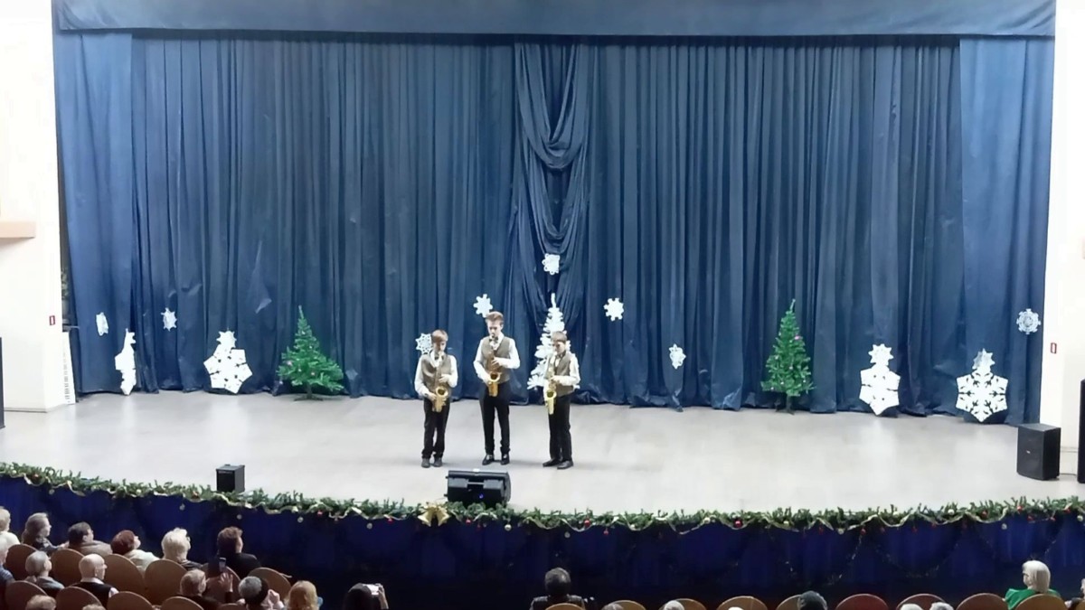 Ансамбль саксофонистов принял участие в концерте в администрации Красносельского района